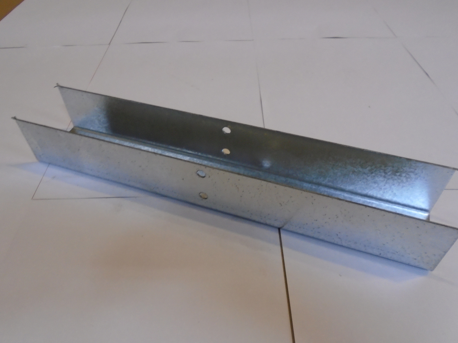 Base for support partition aviary
